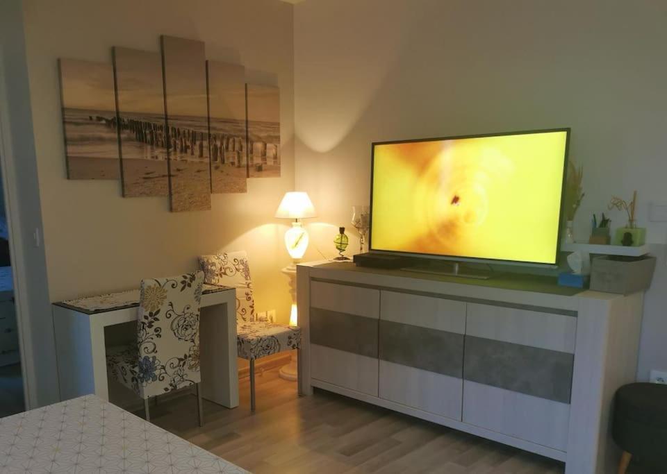 Appartement 42 M2 A 1 Min De L'a13 Conforme Photos, Place De Parking Gratuite, Wifi *