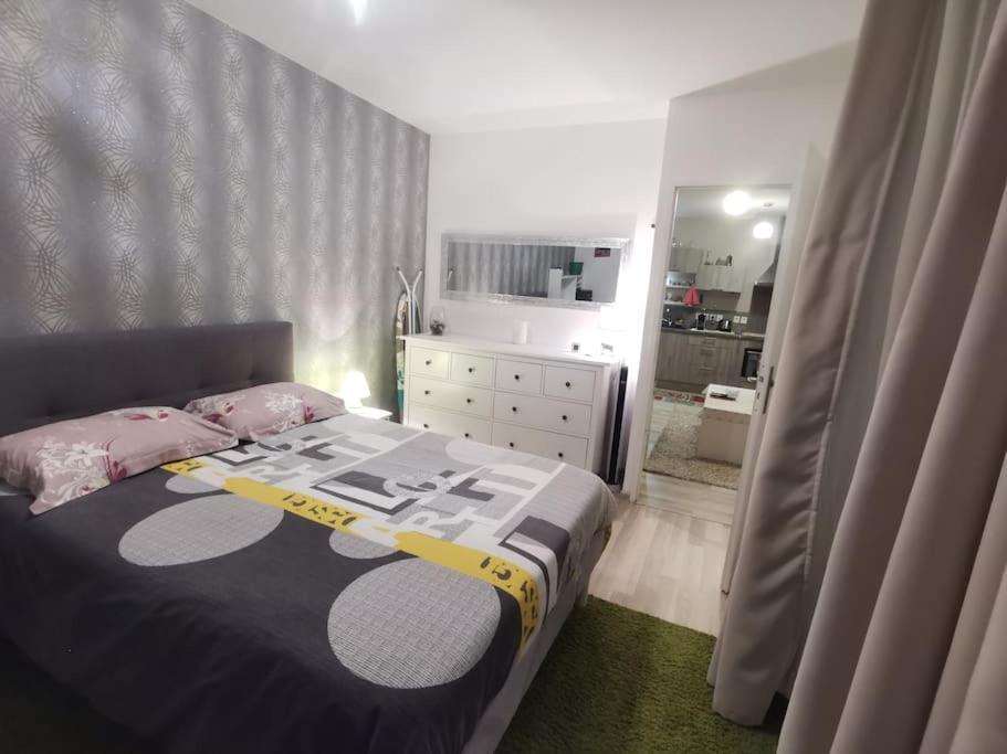 42 M2 A 1 Min De L'a13 Conforme Photos, Place De Parking Gratuite, Wifi